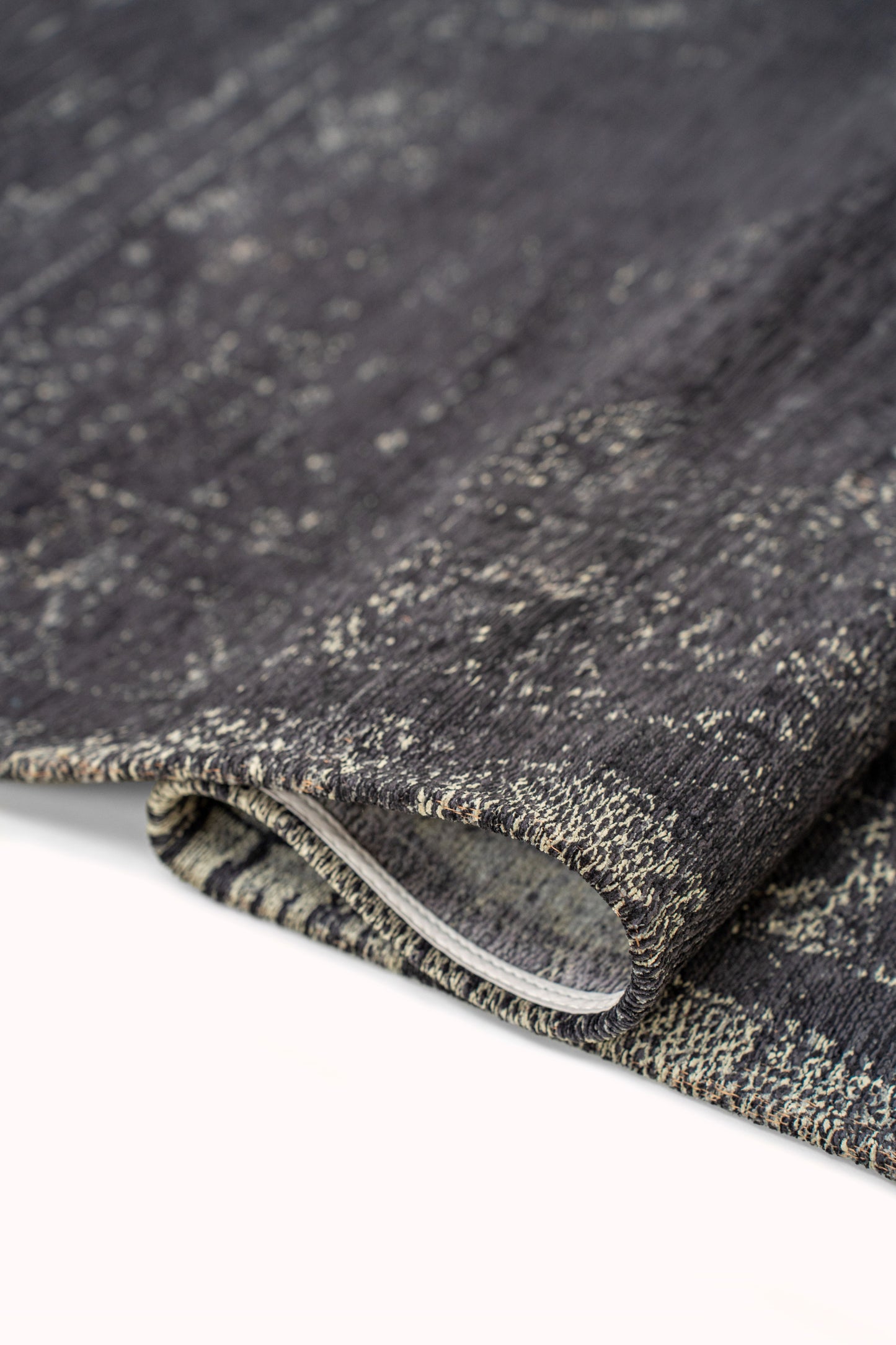 Louis De Poortere, Mineral Black 8263 - Medallion Collection